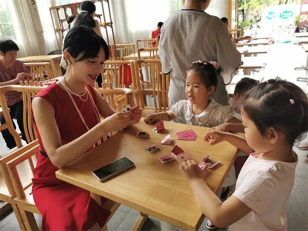 大手牵小手一起支持环保！